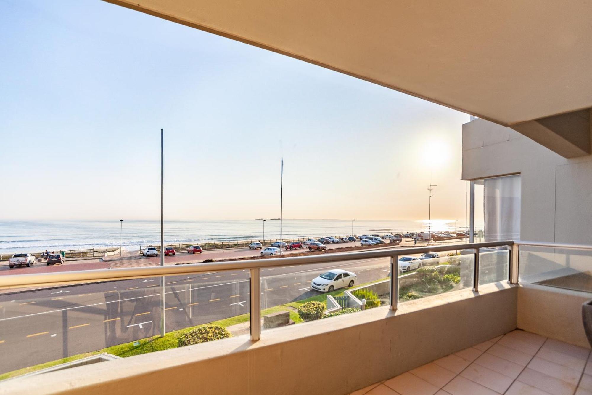 Apartment Beachfront Luxury Living- A106 Seaspray, Blouberg Cape Town